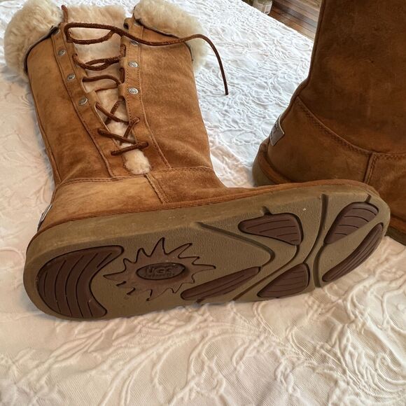 UGGS, size 6, EUC, side lacing, leather and shearling. Metal nameplate on back. - Picture 7 of 11